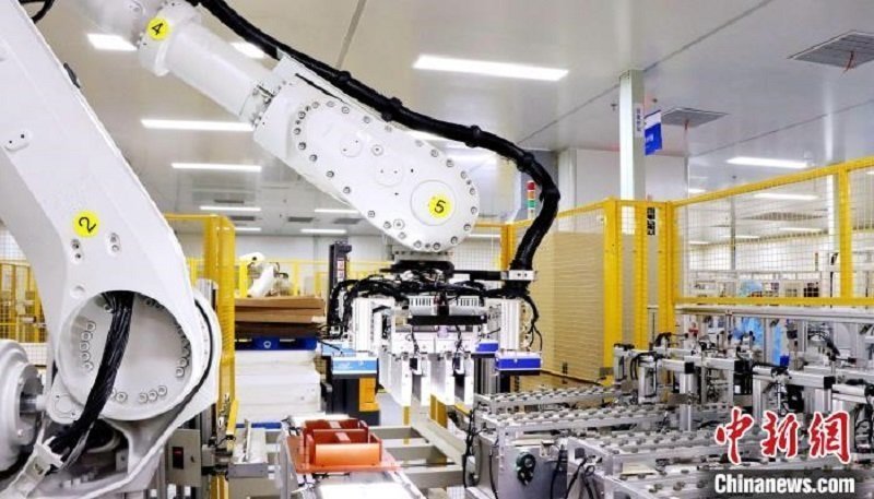 圖為資料圖，海辰儲能自動分檔打包機器人。?曾欣平供圖